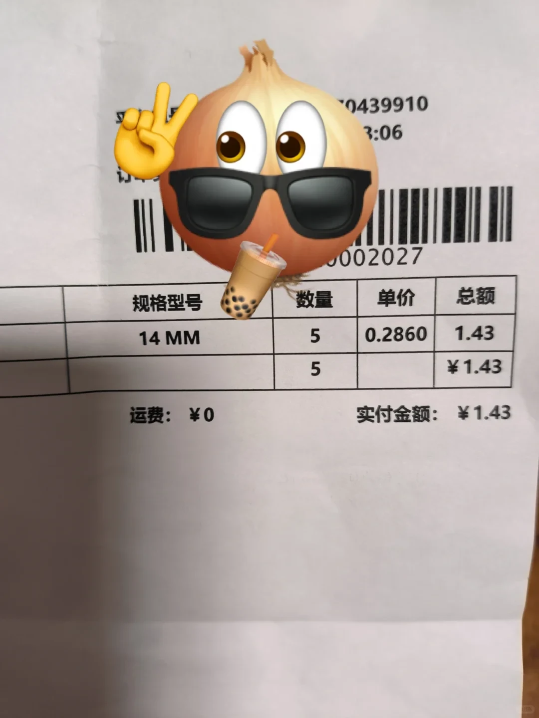 A printed order receipt shows a 14 mm specification, quantity 5, unit price 0.2860, and total ¥1.43. A cartoon onion wearing sunglasses and holding bubble tea covers part of the receipt.