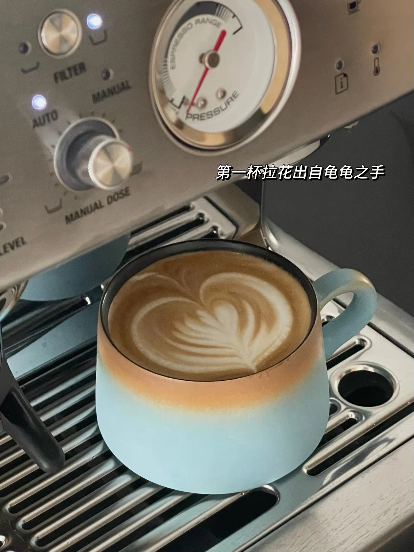 A latte with the first latte art made by Guigui.