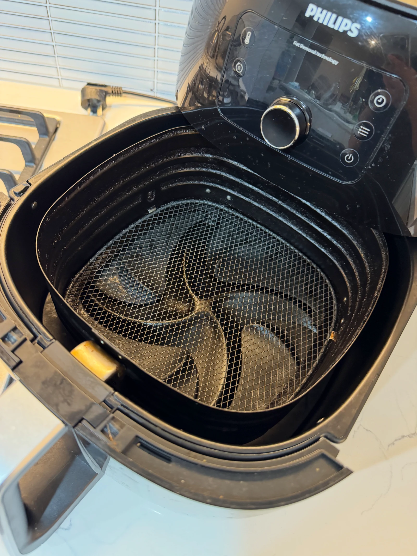 The removable mesh basket inside the Philips XXL.