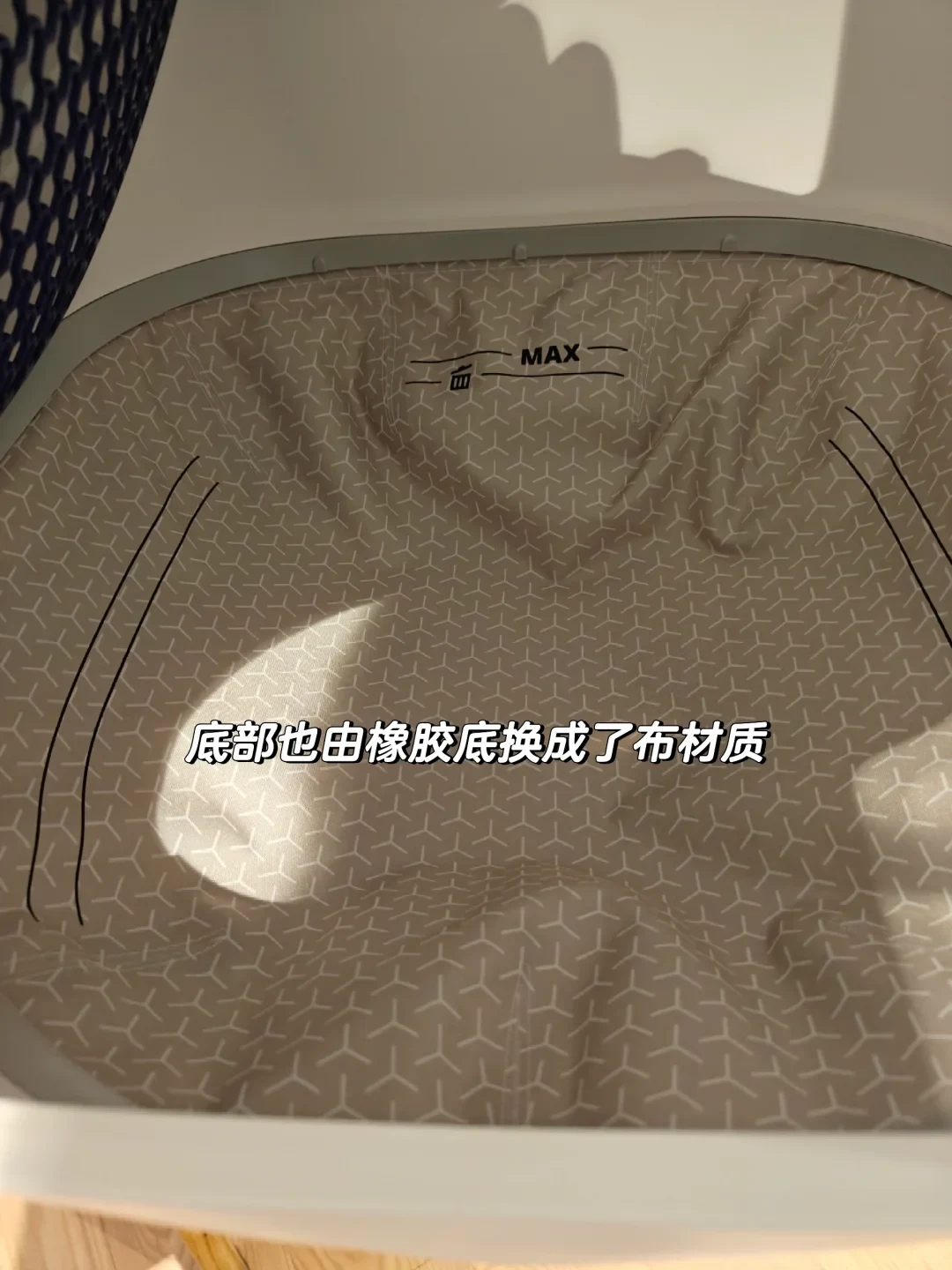 A close-up of the replacement PETKIT PURA X cylinder liner, with a patterned fabric surface, a MAX litter fill line and the owner’s Chinese note about the liner material.