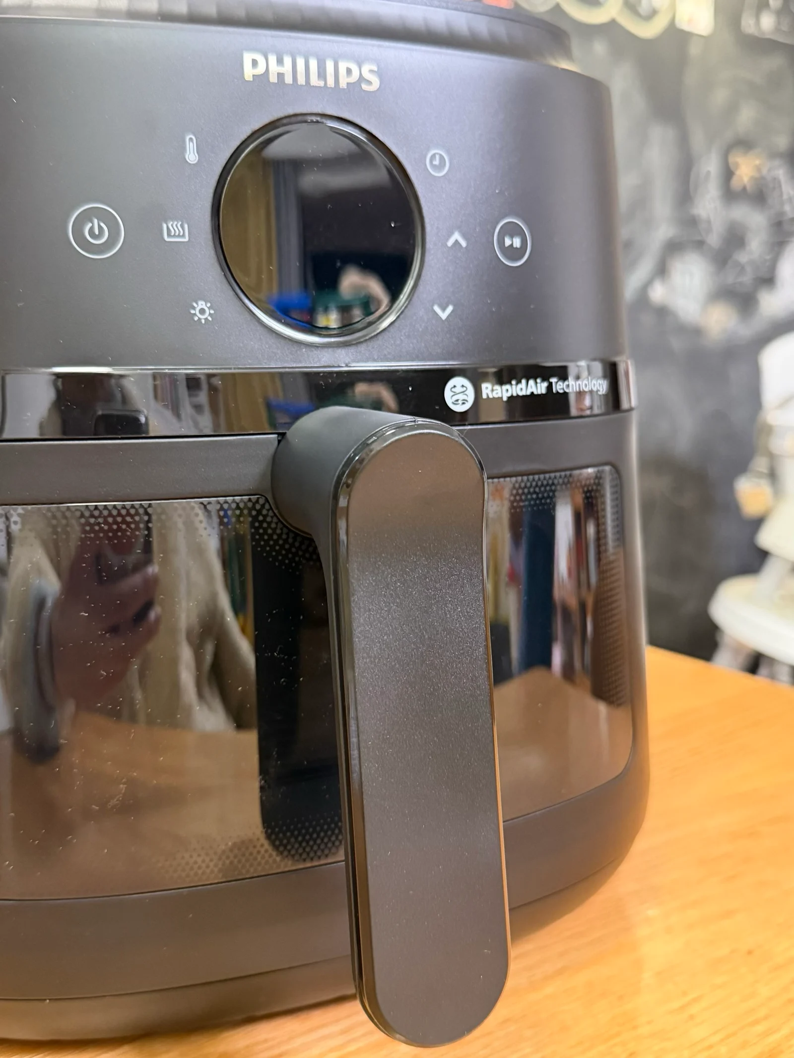 A closer view of the NA230 touch controls, handle and cooking window.