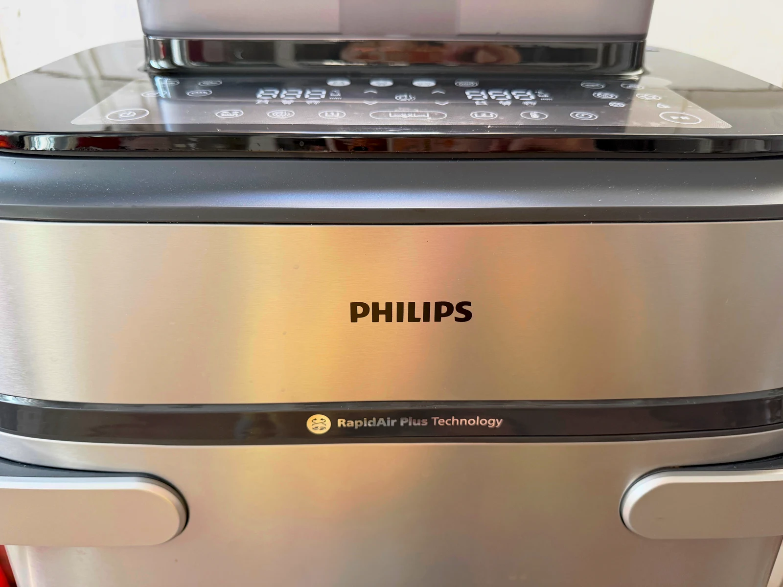 The NA565’s wide drawer and upper control panel.