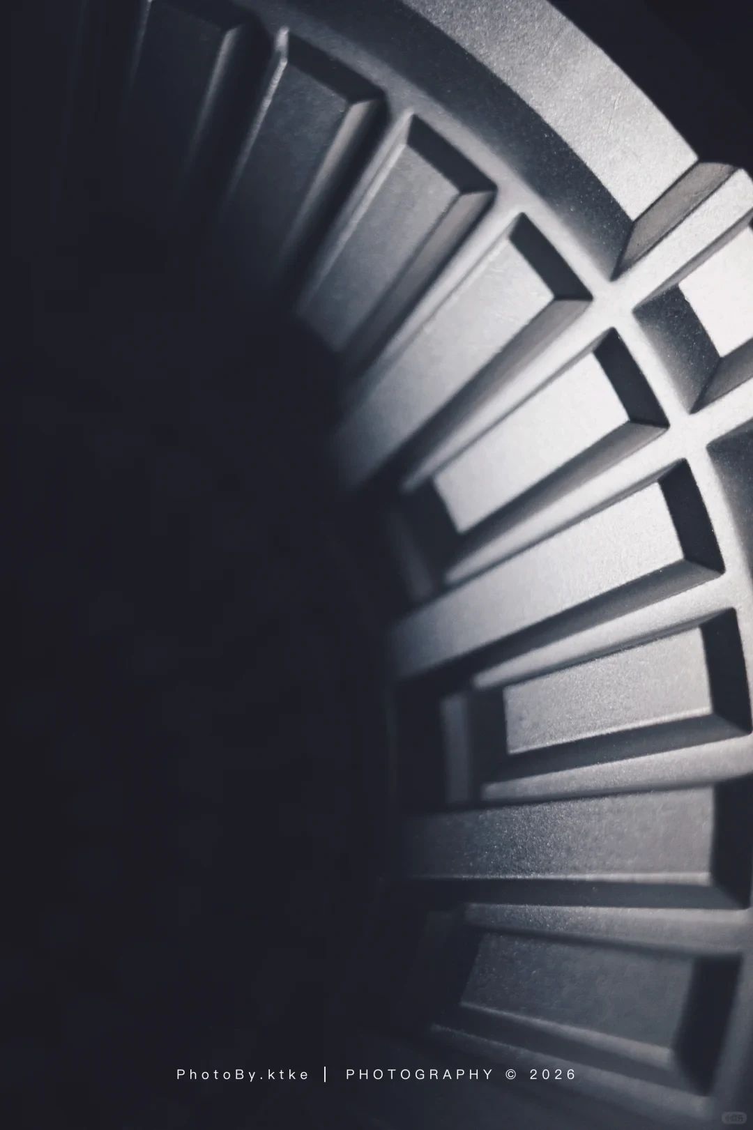 A close-up shows the stepped metal ribs and contact points inside the VECTOR coffee dripper.