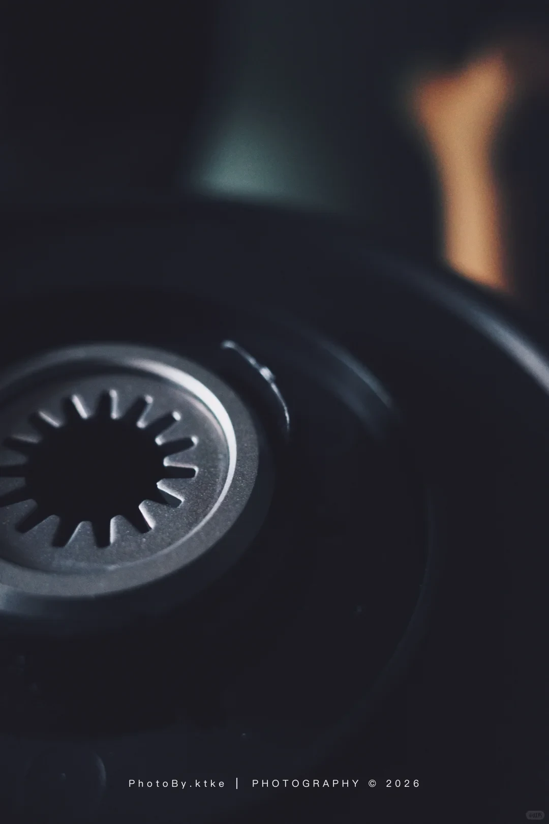 A close-up shows the VECTOR dripper’s toothed drain opening and surrounding black support.
