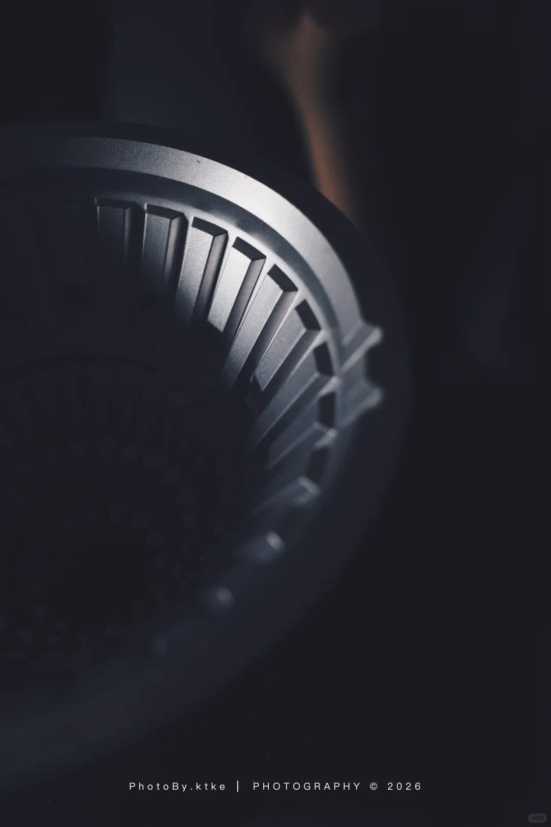 An angled close-up shows the VECTOR dripper’s metal rim and internal raised ribs.