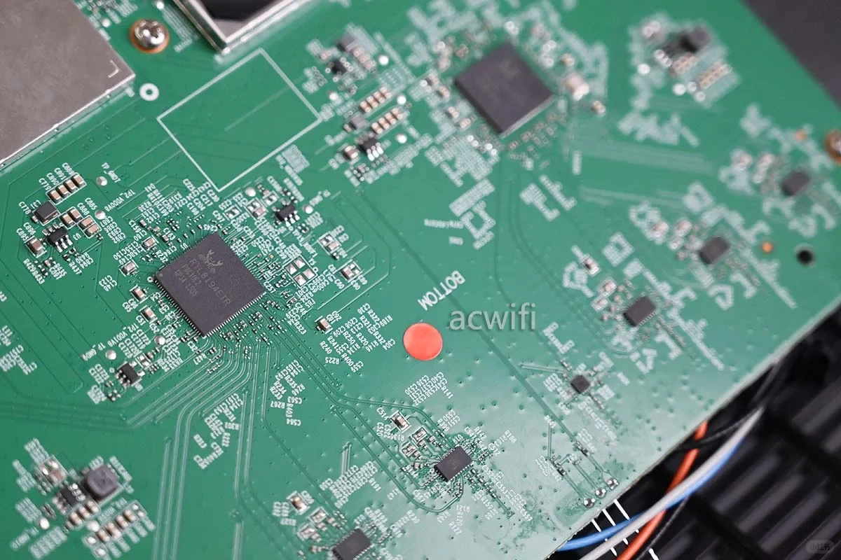 Close-up view of the green circuit board from a disassembled TP-LINK 7DR7290 router, showing a Realtek RTL8194ETR wireless chip alongside various surface-mount electronics and silkscreen markings.