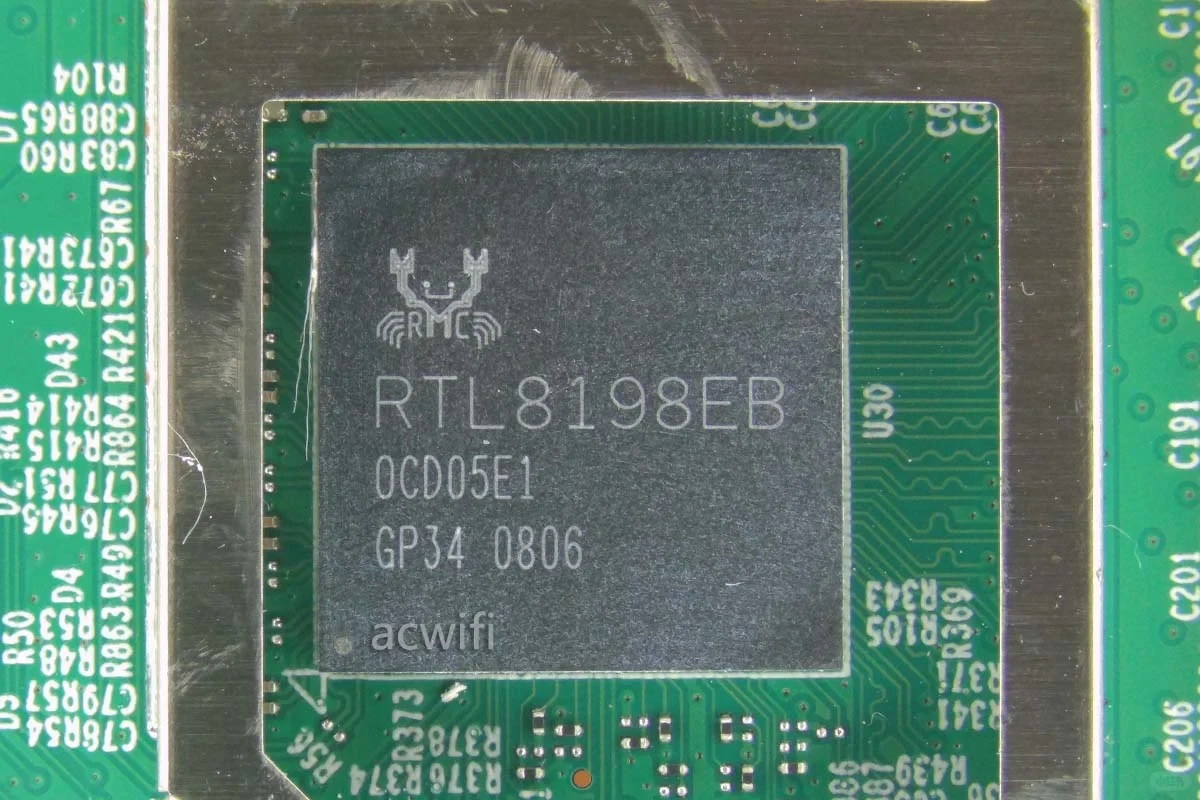 Close-up of a Realtek RTL8198EB processor chip mounted on the green circuit board of a TP-Link 7DR7290 router.