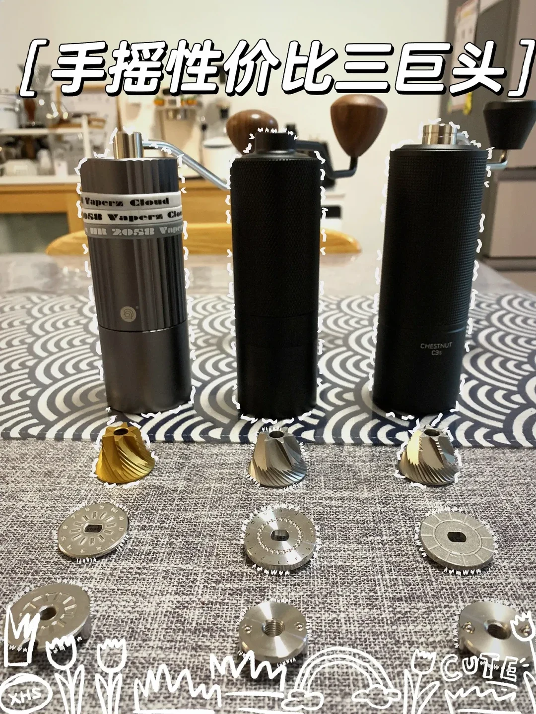 The owner’s zeroHero Z3 Pro, MAVO Wizard 2.0 espresso and TIMEMORE Chestnut C3s stand from left to right, with their conical burrs and circular adjustment parts arranged in front. The Chinese banner describes them as three leading value-for-money hand grinders.